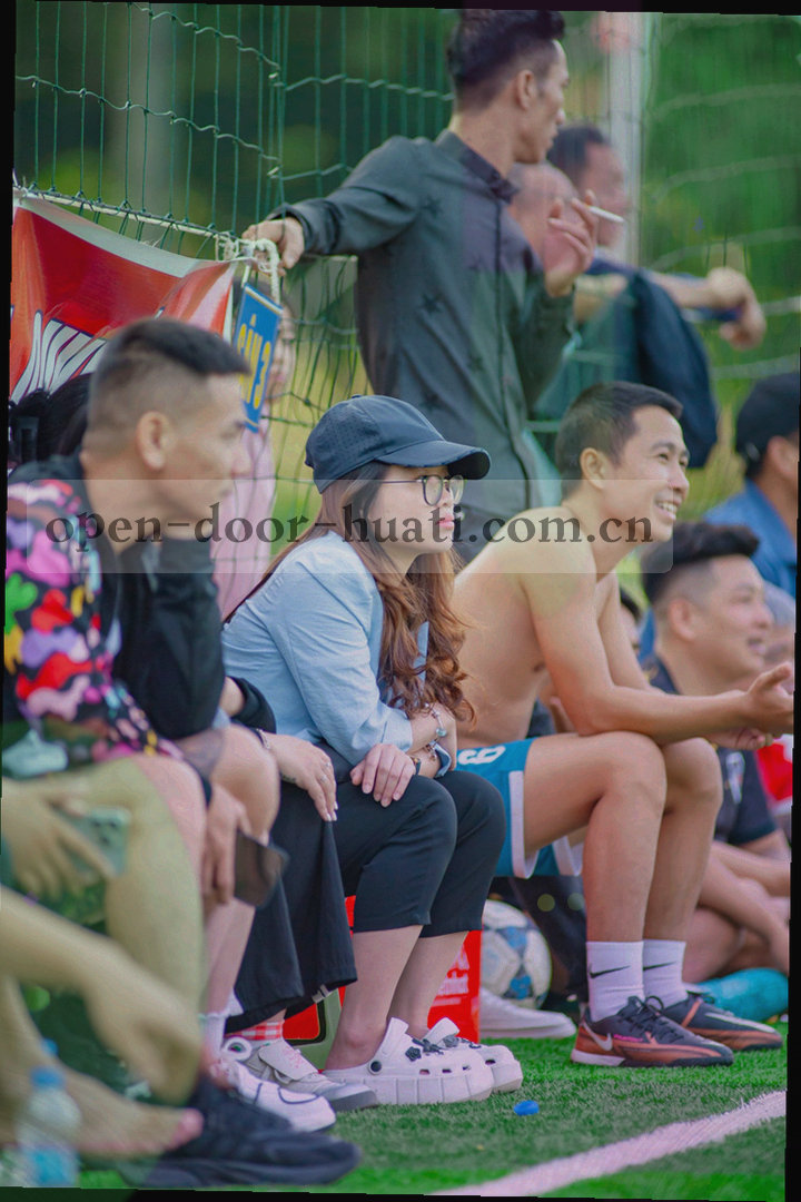 海南海岸边被日光穿过的木制门廊，纵深通向远处的海面